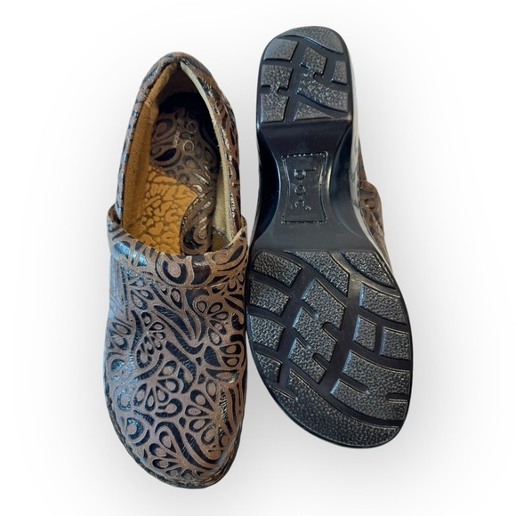 BOC Born on Concepts Brown Leather Peggy Slip On Embossed Clog Size 10M Clog - Picture 3 of 10